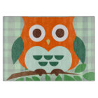 Hibou mignon sur une branche