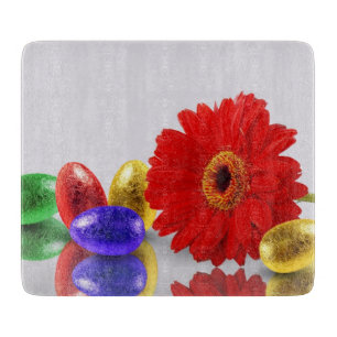 Planche À Découper Joyeux Oeufs de Pâques colorés avec Gerbera