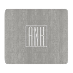 Planche À Découper Monogramme initial   Blanc sur gris clair