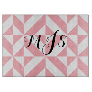 Planche À Découper Monogramme rose Motif de cube géométrique