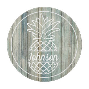 Planche À Découper Nom de famille de l'ananas sur Rustic Wood Coastal