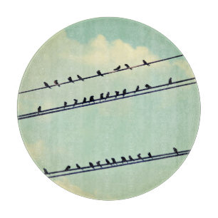 Planche À Découper Oiseaux sur des fils, ciel bleu vintage.