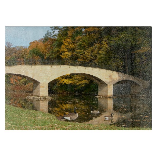 Planche À Découper Pont Rainbow à l'automne au Grove City College (Devant)