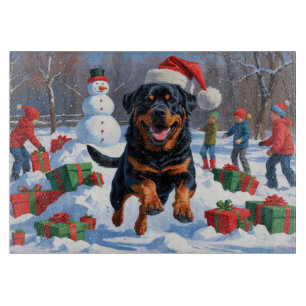 Planche À Découper Rottweiler courant dans la neige avec un chapeau d