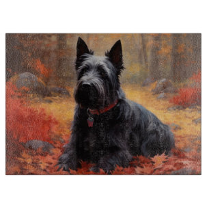 Planche À Découper Scottish Terrier dans les feuilles d'automne tombé