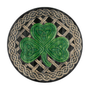 Planche À Découper Shamrock noir sur le plateau de découpe des noeuds