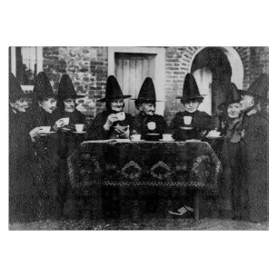 Planche À Découper Sorcières galloises ayant du thé à la crème