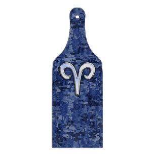 Planche À Découper Symbole du zodiaque Bélier sur camouflage numériqu