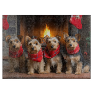 Planche À Découper Terrier australien près du feu Noël