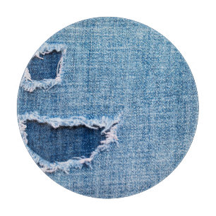 Planche À Découper Tissu en denim déchiré, teintes bleues.