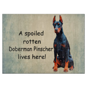 Planche À Découper Un Doberman Pinscher Tourné Vit Ici