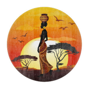 Planche À Découper Une belle femme africaine Silhouette sur les solei