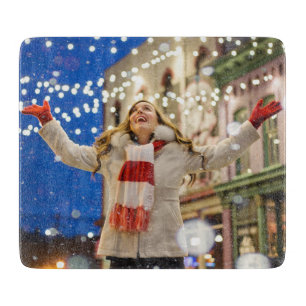Planche À Découper Une femme célèbre Noël avec les bras dans l'air
