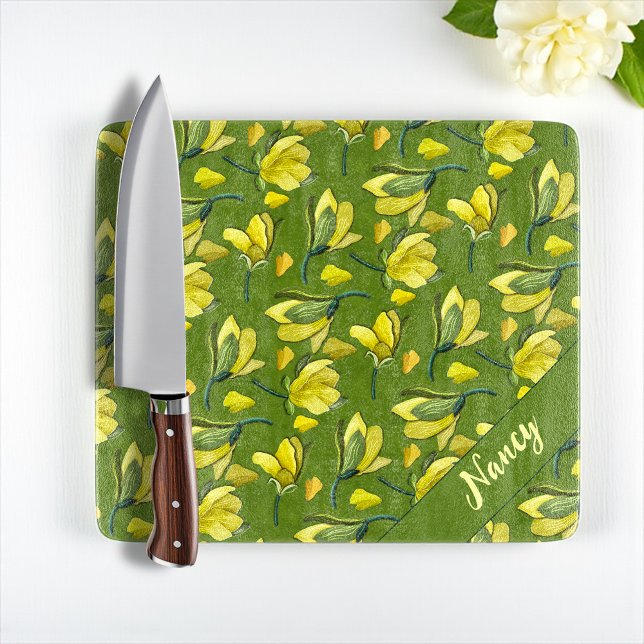 Planche À Découper Vert Magnolia Floral Personnalisé (Elegant glass cutting board with yellow magnolias, green background, and personalized name.)
