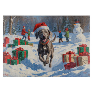 Planche À Découper Weimaraner courant dans la neige avec un chapeau d