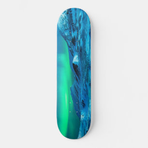 planche à roulette glacier et aurore boréal . skateboard