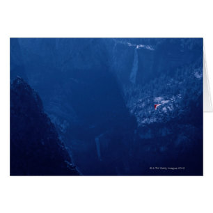 Planeur de coup au-dessus des montagnes