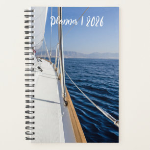 Planificateur annuel 2026 Voilier sur la mer – Nai