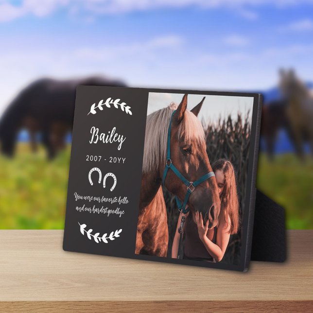 Plaque commémorative de cheval avec verdure et fer (Créateur téléchargé)