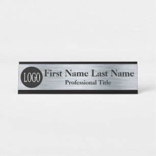 Plaque de bureau argentée avec logo
