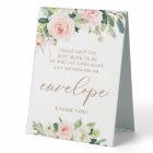 Adresse élégante sur une enveloppe rose floral