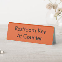 Clé des toilettes au comptoir orange