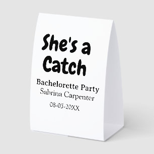 Plaque De Table Elle est un nom de fête de bachelorette date simpl