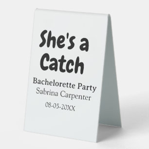 Plaque De Table Elle est un nom de fête de bachelorette date simpl