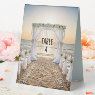 Plaque De Table Mariage sur la plage au coucher du soleil avec arc