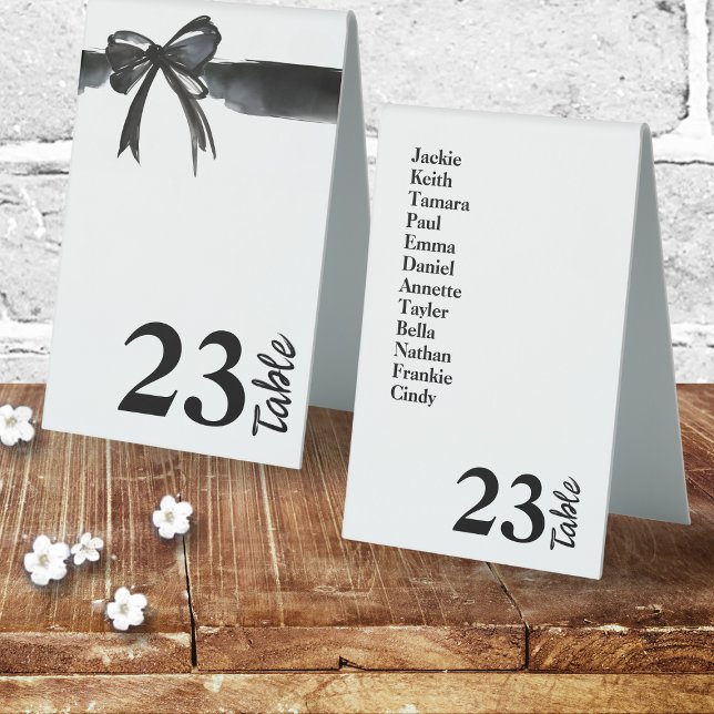 Plaque De Table Noir et blanc tendance Moderne Chic Nom et numéro (Trendy Black and White Modern Chic Name & Number  Table Tent Sign  Wedding Ceremony Engagement Party)