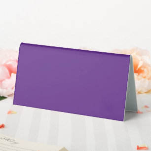 Plaque De Table un fond violet avec une bordure blanche