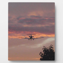 Atterrissage d'un jet commercial au coucher du sol