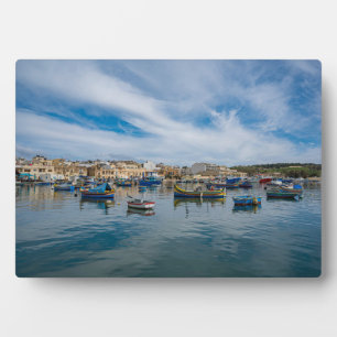Plaque Photo Bateaux de pêche traditionnels colorés dans le por