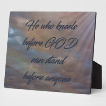 Celui Qui S'Agenouille Devant Dieu