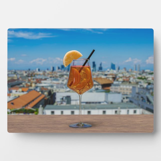 Plaque Photo Cocktail Spritz sur une table avec vue sur Milan (Devant)