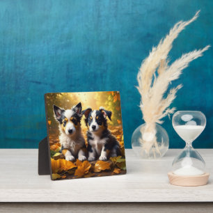 Plaque Photo Deux mignons chiots qui jouent dans les feuilles d