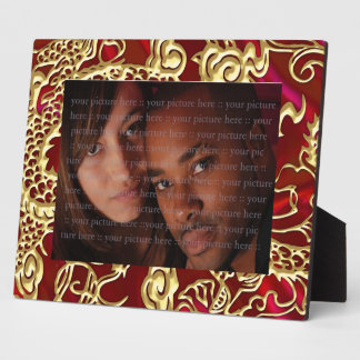 Plaque Photo Dragon en or embouti sur impression de satin rouge