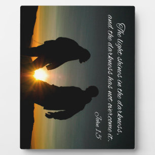 Plaque Photo Jean 1:5 La lumière brille dans l'obscurité et