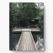 Jetée en bois encadrée par des lanternes rouges