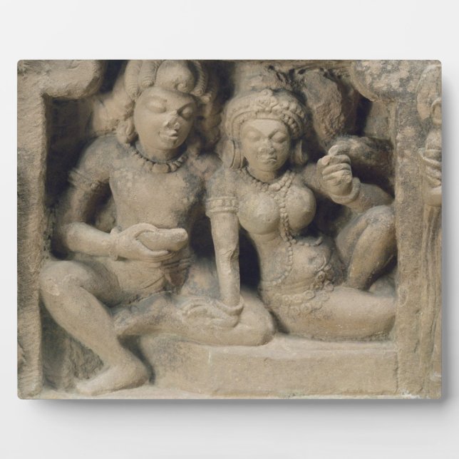 Plaque Photo La sculpture en pierre des amoureux profitant d'un (Devant)