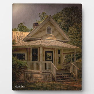 Plaque Photo Maison vintage en bois avec véranda par jour ensol