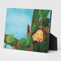 Souris brumeux mangeant de la noisette