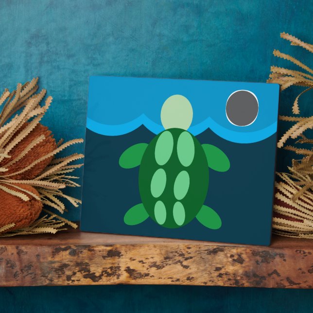 Plaque Photo turtle swimming at midnight. (Côté)