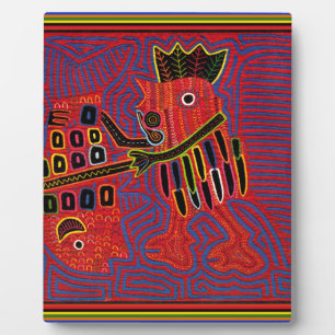 Plaque Photo Un coq met à l'échelle un poisson avec une Machete