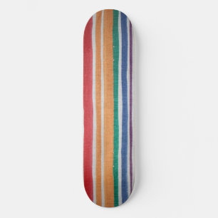 Plate de skateboard à rayures multicolores