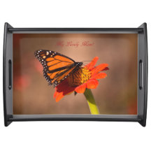 Papillon de monarque sur le cadeau de jour de