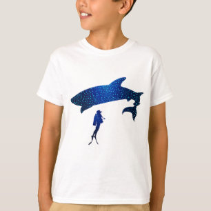 Plongeur avec T-shirt requin