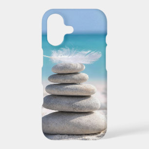 Plume blanc sur un cairn de plage