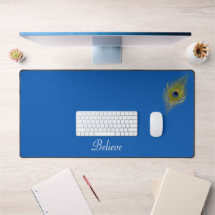Plume et calligraphie de paon sur le lac Bleu