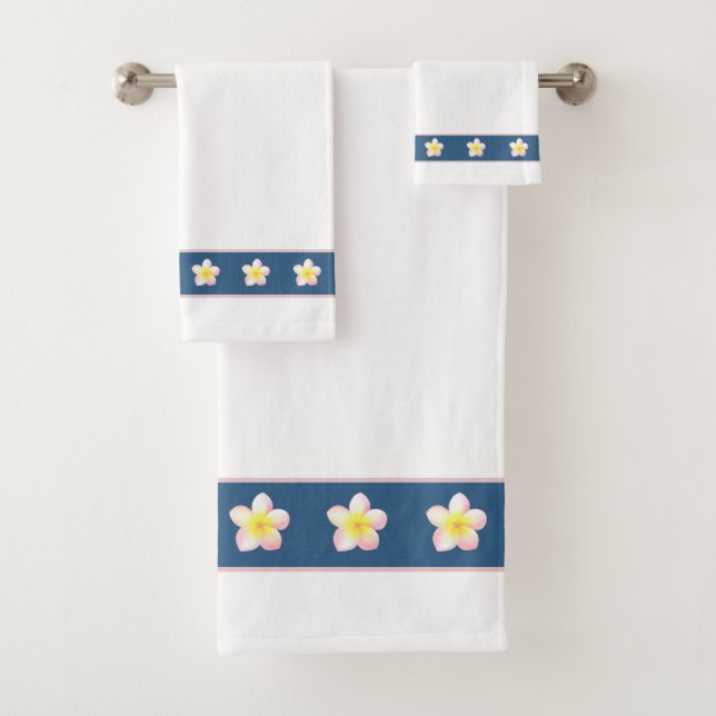 Plumeria Fleurs sur ensemble de serviettes de bain (En situation)